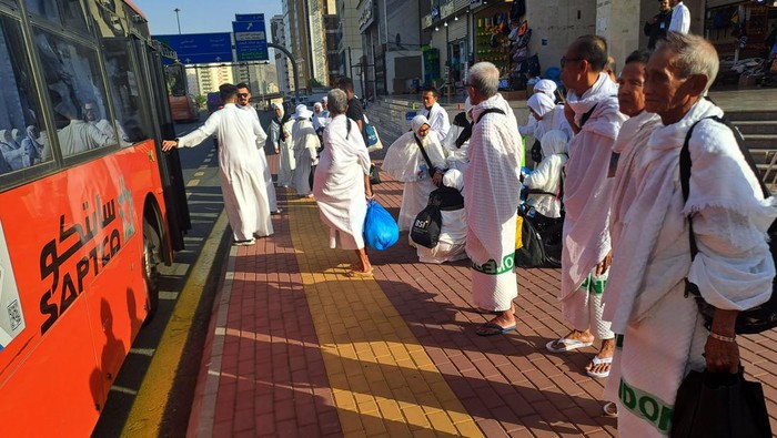 Jemaah calon haji Indonesia mulai diberangkatkan, Senin (26/6/2023) secara bergelombang ke Mina untuk bermalam dan berangkat ke Muzdalifah kemudian ke Arafah. Mereka akan melaksanakan puncak ibadah haji dengan wukuf di Arafah.