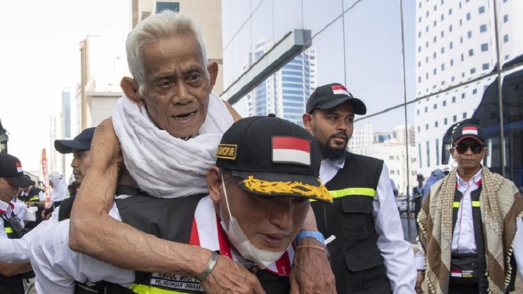 Haji 2023 kali ini menjadi haji yang sangat berharga bagi para jamaah lansia. Terlihat Rabu (14/06/2023) kemarin, petugas haji 2023 benar-benar melayani jemaah haji lansia di tanah suci seperti orang tua sendiri. Rela menggendong jemaah haji Lansia. SP/Me