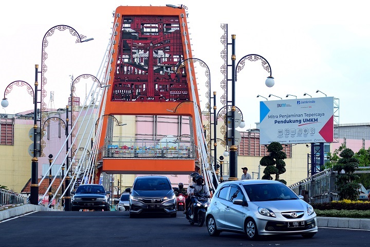 Pengendara melintas arah Gunungsari di Jembatan Joyoboyo, Kota Surabaya, Jawa Timur, Minggu (2/5). SP/Patrick Cahyo