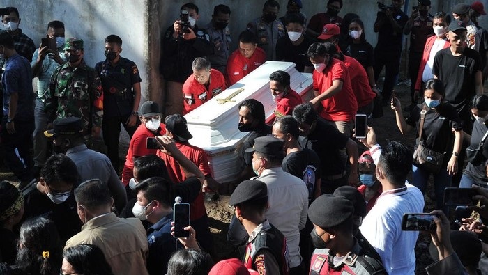 Peti jenazah Brigadir J saat hendak di autopsi di RSUD Sungai Bahar, Jambi. 