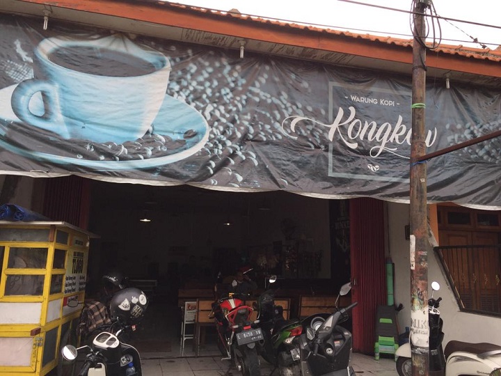 Suasana warung Kongkow di Jalan Pradah Surabaya, Selasa (29/6/2021) yang sepi pengunjung sejak pandemi. SP/Anggadia