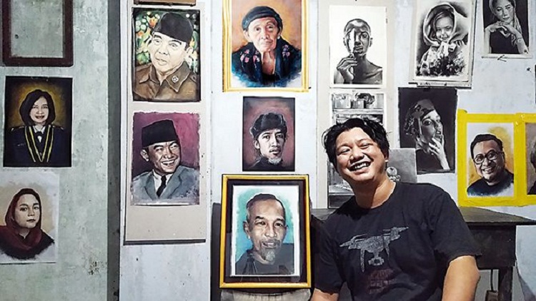 Joko Warsusilo menunjukkan gambar realis karyanya yang menggunakan crayon oil. SP/ BLT