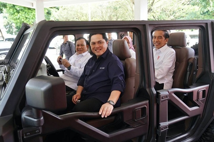 Momen Presiden Jokowi dan Iriana Jokowi yang disopiri oleh Menhan Prabowo Subianto dan didampingi Menteri BUMN Erick Thohir menggunakan mobil taktis Maung 4x4, di Malang, Senin (24/7/2023).