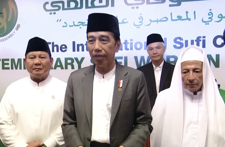 Presiden Jokowi bersama Habib Luthfi bin Yahya usai membuka Muktamar Sufi Internasional 2023, yang didampingi Prabowo Subianto dan Ganjar Pranowo, di Pekalongan, Jawa Tengah, Selasa (29/8/2023).