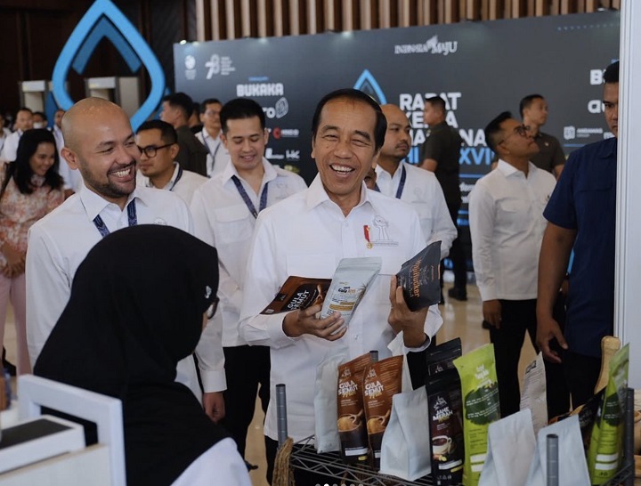 Presiden Jokowi membuka Rakernas HIPMI ke-XVIII di ICE BSD, Banten, Kamis (31/8/2023). Sebelum masuk ke Nusantara Hall, Presiden menyempatkan diri berkeliling di HIPMI Expo dan melihat UMKM yang memperkenalkan produknya.