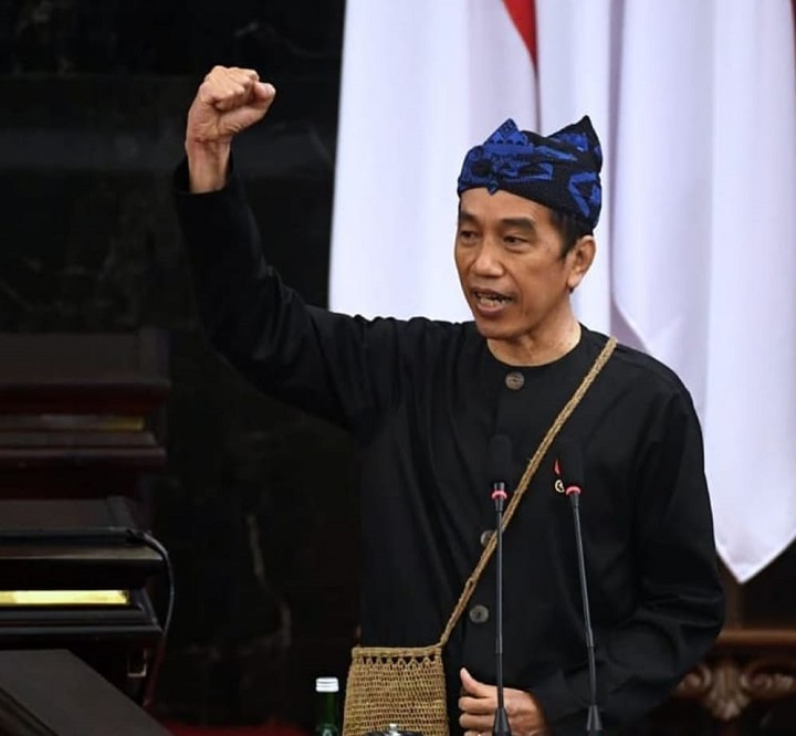 Jokowi memakai pakaian adat Badui saat menyampaikan pidato kenegeraan, Senin (16/8/202).