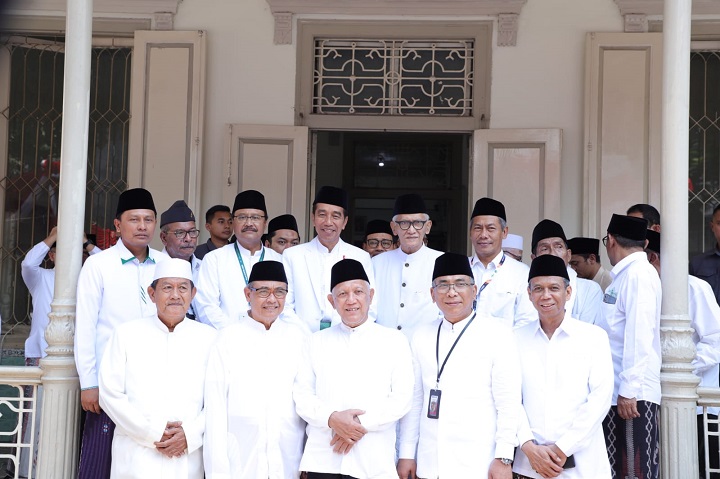 Presiden Jokowi saat bertemu dan bersilahturahmi ke para Kiai Sepuh NU disela-sela rangkaian acara Hari Santri 2023 di Surabaya, Minggu (22/10/2023) siang.