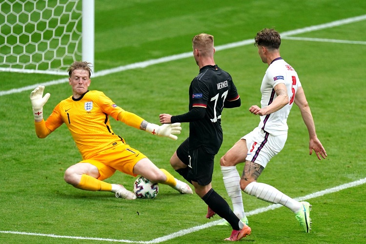 Jordan Pickford saat menahan bola ke gawang. SP/ UEFA