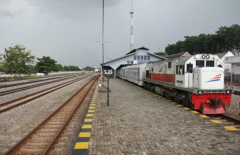 Salah satu KA yang melintas di jalur Daop 8 Surabaya. Foto: Daop 8 Surabaya).