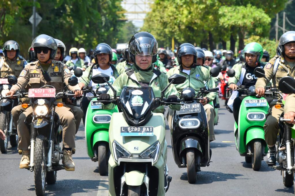 Gebyar konvoi motor listrik yang diikuti 1588 peserta, dalam rangkaian HUT Jatim dan hari listrik ke-78. SP/ Biro Adpim Pemprov Jatim