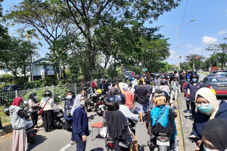 Ratusan pengendara dilakukan tes swab antigen secara massal saat melintas di pos penyekatan Jembatan Suramadu sisi Surabaya. SP/PEMKOT SURABAYA