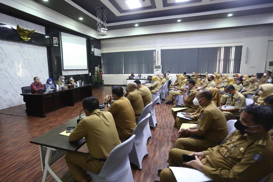 Wali Kota Eri saat rapat evaluasi penanganan stunting di Kantor Badan Perencanaan Pembangunan Kota (Bappeko) Surabaya, Senin (6/12/2021).SP/HUMAS PEMKOT SURABAYA