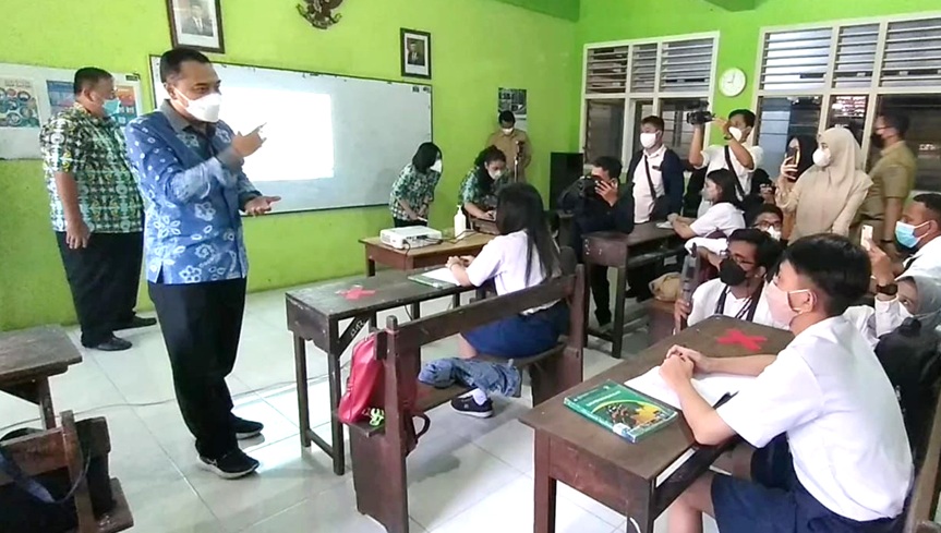 Wali Kota Surabaya Eri Cahyadi bersama Kepala Dinas Pendidikan Kota Surabaya Supomo, saat meninjau pelaksanaan tatap muka di SMPK YBPK Surabaya. SP/LEN/PEMKOT SURABAYA