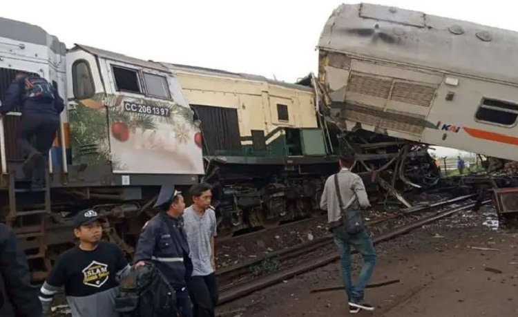 Kondisi kecelakaan kereta api Turangga dan KA Lokal Commuter line Bandung Raya saling bertabrakan pada Jumat (05/01/2024). SP/ Bandung 