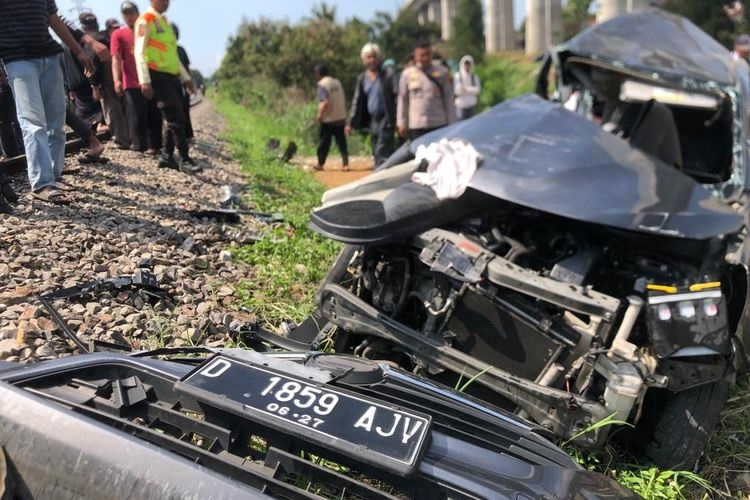 Kondisi mobil minibus Daihatsu Sigra usai tertabrak KA Feeder Kereta Cepat Whoosh di perlintasan Desa Cilae, Ngamprah, Bandung Barat, Kamis (14/12/2023).
