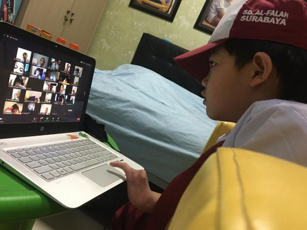 Rencana KBM tatap muka sementara hanya akan dikhususkan untuk siswa SMP. Sementara untuk siswa SD, kegiatan KBM secara daring masih diprioritaskan. Seperti yang sedang dilakukan salah satu murid SD Al-Falah.

Foto: Sp/orang tua umar