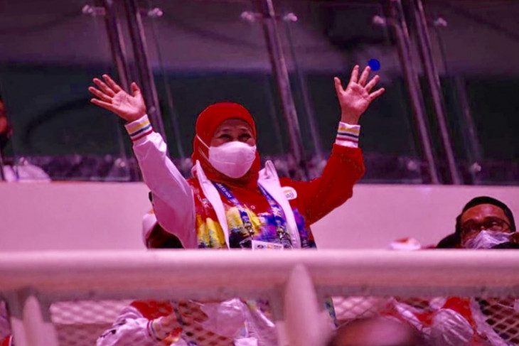 Gubernur Jatim Khofifah Indar Parawansa menyapa atlet di Stadion Lukas Enembe Jayapura, Sabtu (2/10/2021) malam. (SP/ANT/Biro Adpim Jatim)