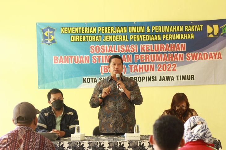 Anggota Komisi C DPRD Surabaya Agung Prasoedjo saat sosialisasi program bedah rumah di Kelurahan Gayungan, Kota Surabaya, Senin (7/3/2022). (SP/ANT/DPRD Surabaya)