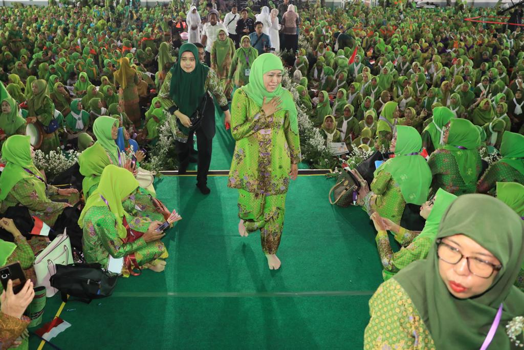 Khofifah saat meminta restu terhadap ribuan muslimat se-Jatim pada beberapa waktu di Jatim Expo Surabaya. SP/AINI