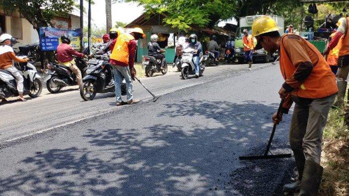 Proses pengaspalan jalan di Jalan Cendrawasih, Jember, Senin (27/9/2021). SP/ SR/sri wahyunik