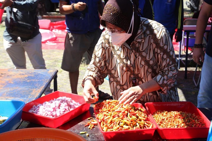 Kegiatan Risma, di Surabaya, menjadi koki di Dapur Umum darurat di Convention Hall Surabaya Jl Arif Rahman Hakim, dan meninjau langsung persiapan Rumah Sakit Lapangan Tembak di Kedung Cowek. SP/Alqomar
