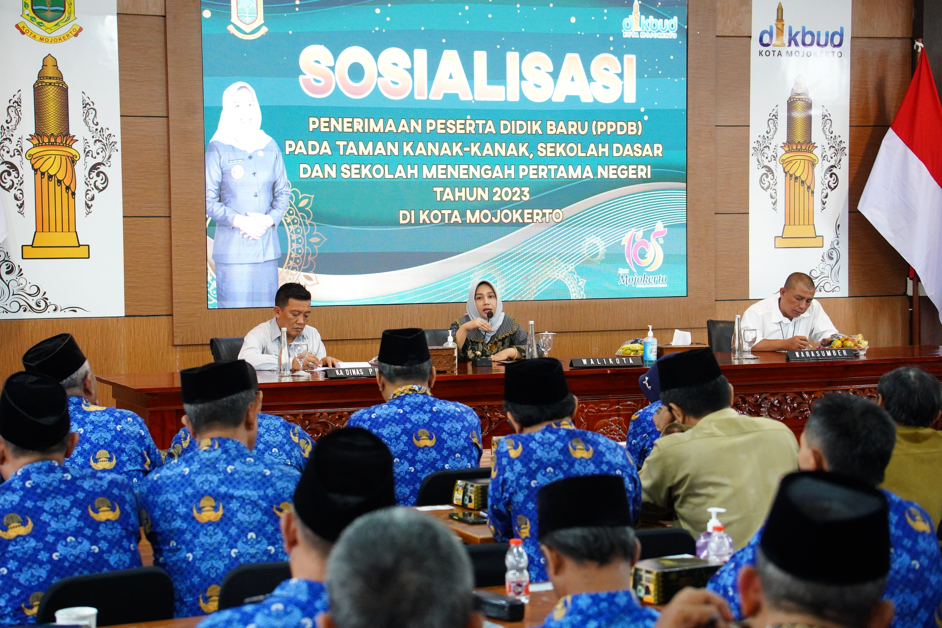 Wali Kota Mojokerto Ika Puspitasari saat menghadiri Sosialisasi PPDB pada Taman Kanak-kanak, Sekolah Dasar Negeri dan Sekolah Menengah Pertama Negeri tahun 2023 di Kota Mojokerto di aula Dinas P&K Kota Mojokerto.
