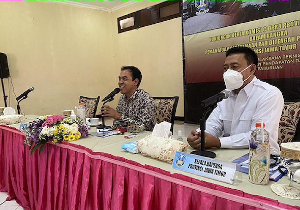 Wakil Ketua Komisi C DPRD Jatim Ristu Nugroho (kiri) dan Kepala Bapenda Jatim Boedi Prijo saat rapat kerja bersama  UPT Bapenda Jatim di Pasuruan, Sabtu (15/8/2020).  