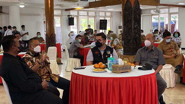 Ketua Komisi D DPRD Jatim dr Agung Mulyono (dua dari kiri) bersama Bupati Kediri Mas Dhito serta anggota Komisi D DPRD Jatim Martin Hamonangan di pendopo Pemkab Kediri, Senin (7/3/2022).