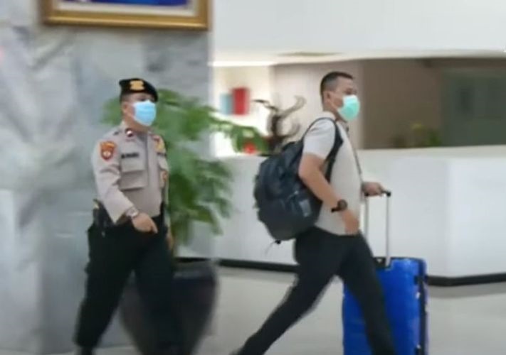 Penyidik KPK saat menggeledah ruangan Wakil Ketua DPR RI Azis Syamsuddin, Rabu malam.