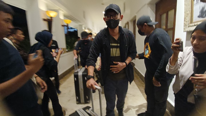 Penyidik KPK saat meninggalkan kantor Gubernur Jawa Timur, Rabu (21/12/2022) malam dengan membawa dua koper besar yang berisi dokumen-dokumen yang berkaitan kasus suap dana hibah yang menyeret Wakil Ketua DPRD Jatim Sahat Tua Simanjuntak. SP/Arlana