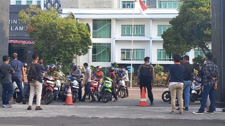 Gedung Pemkab Lamongan dijaga ketat petugas KPK, Kamis (14/9/2023). Bahkan, seluruh ASN yang bekerja di Pemda setempat, tak luput dari pemeriksaan. SP/Muhajirin
