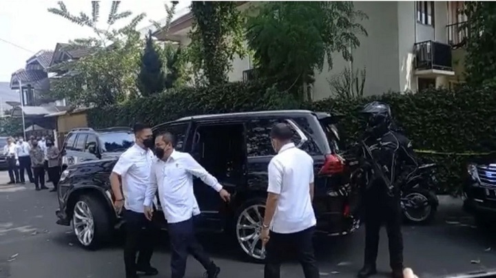 Kabareskrim Polri Komjen Pol Agus Andrianto terlihat mendatangi rumah dinas Irjen Ferdy Sambo dengan dikawal pasukan Brimob bersenjata lengkap dengan laras panjang.