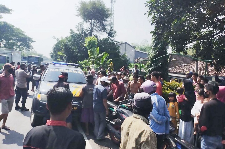 Warga dan anggota kepolisian mendatangi lokasi penggerebekan kades dengan PIL