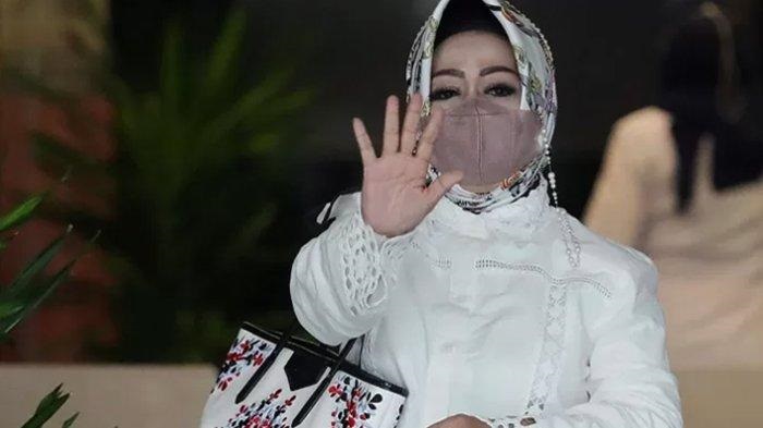 Kadinkes Lampung, Reihana saat diperiksa oleh KPK, terkait harta kekayaan yang janggal dengan kerap pamer hidup mewah di media sosial.