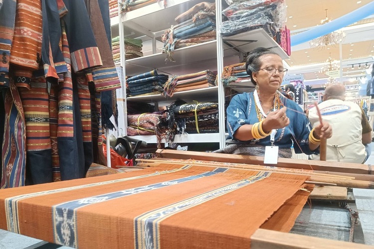 Pengrajin sedang menenun kain warisan leluhur Maumere yang nantinya akan dipasarkan. SP/ NTT