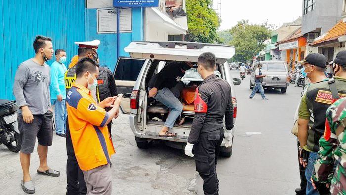 Polisi mengevakuasi jenazah Sueb yang ditemukan tak bernyawa usai check in di salah satu hotel bersama teman wanitanya.