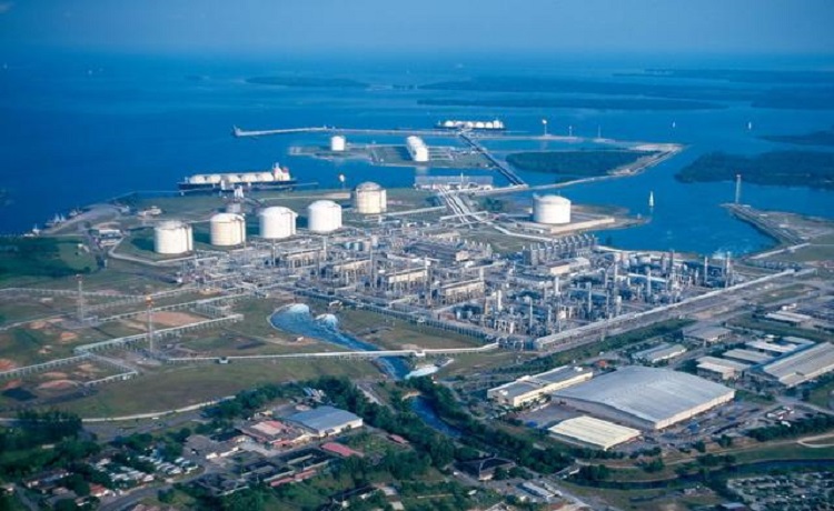 Pemandangan Kota Bontang di Kalimantan Timur dari udara, terdapat banyak industri-industri besar. SP/ KLM