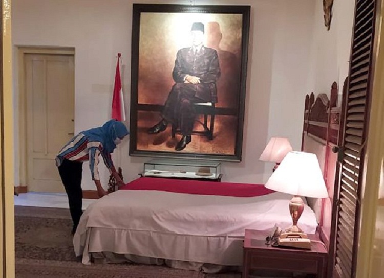 Petugas sedang merapikan kamar Bung Karno. SP/ BLT
