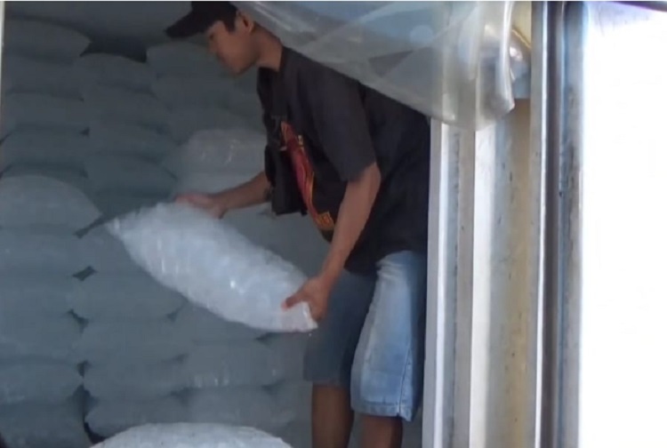 Karyawan rumah produksi Es Batu Kristal siap kirim di tempat order pemesanan. SP/ JBR