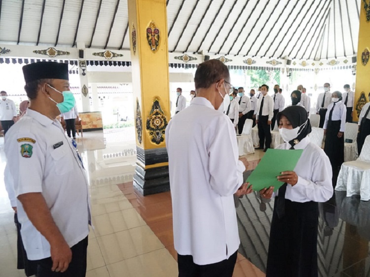 Ilustrasi Tenaga honorer yang menerima SK Perjanjian Kerja (PPPK) di Magetan. SP/ MGT