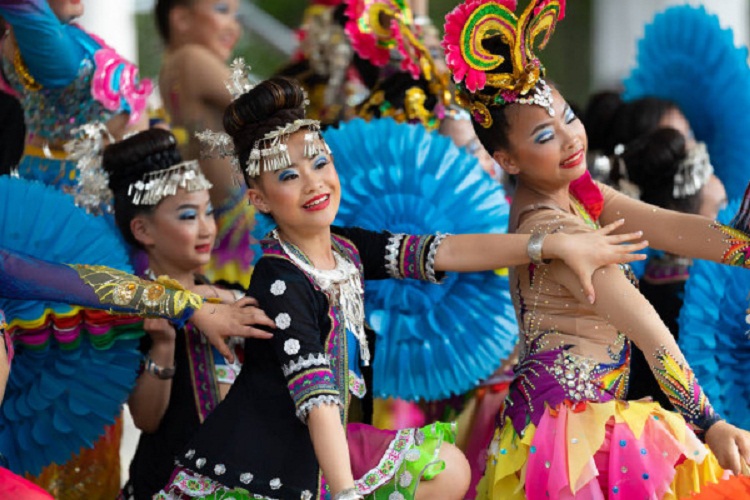 Para gadis Suku Miao di Tiongkok bersiap mengkuti Meal Sisters Festival. SP/ CH