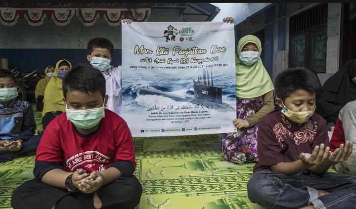 Beberapa Siswa SD Muhammadiyah 24 Ketintang Surabaya Jumat (23/4/2021) mengadakan doa bersama agar kapal selam KRI Nanggala 402 yang hilang di perairan Bali, dapat ditemukan. SP/Patrick