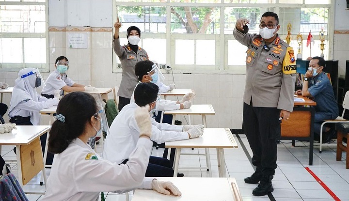 Kombes Pol Johny Eddizon Isir Kapolrestabes Surabaya mengajar siswa SMP Negeri 1 Surabaya, Senin (19/4/2021). SP/Fikri/Kasubag Humas Polrestabes