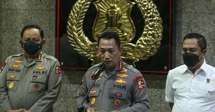 Kapolri Listyo Sigit membeberkan temuan adanya 25 personil Polri, yang tiga diantaranya berpangkat bintang satu, yang diduga menghambat penyidikan kasus pembunuhan Brigadir J, Kamis (4/8/2022).