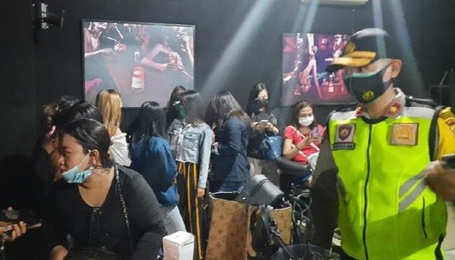 Beberapa wanita pemandu karaoke alias Ladies Club saat dikumpulkan di hall May Way oleh petugas gabungan sebelum diamankan di Mapolrestabes Surabaya, Sabtu (7/11/2020). Sp/septyan