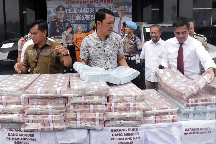 Polda Jatim saat merilis uang ratusan miliar hasil uang yang dihimpun oleh bos MeMiles, Sanjay Dkk, 3 Januari 2020 lalu. Saat itu Polda Jatim masih dipimpin Irjen Pol Luki Hermawan. SP/Byob