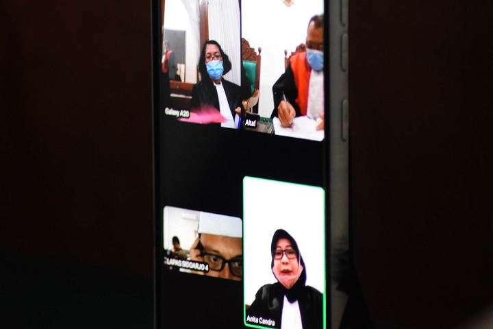  Sidang kasus narkotika dengan terdakwa Bayu Handono yang digelar di pengadilan negeri Surabaya secara daring. SP/Patrik Cahyo