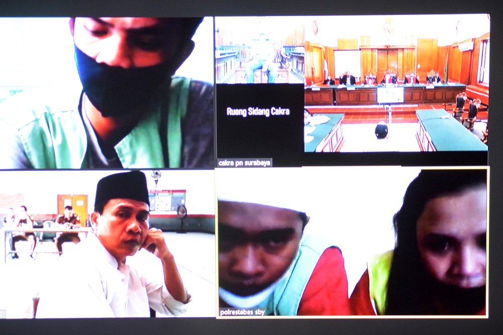 Terdakwa Wahyu Purnomo Bin Sayuti dan terdakwa II Ade Ayu Kartika Budi Binti Kelik Budiono harus menjalani persidangan secara virtual di ruang cakra, Pengadilan Negeri Surabaya, Rabu (7/10). SP/Patrik Cahyo  