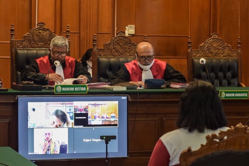 Sidang perkara terdakwa Saiful Anam atas kasus pemakaian narkotika jenis sabu - sabu sebesar Rp. 200.000 secara online di Ruang Cakra, Pengadilan Negeri Surabaya, Jawa Timur, Rabu (15/7). SP/Patrik Cahyo 