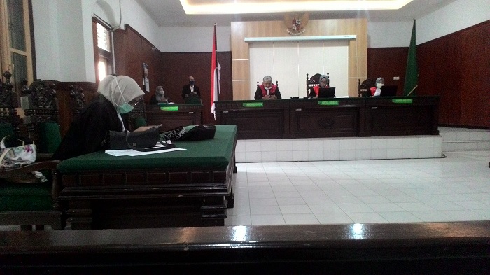 Terdakwa Yakup Bin Abdul Manan menjalani sidang tuntutan yang digelar secara online di Ruang Kartika Pengadilan Negeri Sidoarjo, Senin (4/1).SP/PATRICK CAHYO